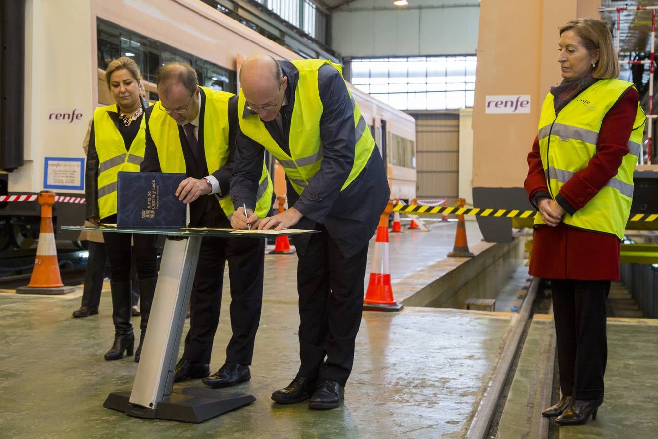 La ministra de Fomento preside en Valladolid la firma de un convenio para impartir un ciclo FP en mantenimiento de material ferroviario