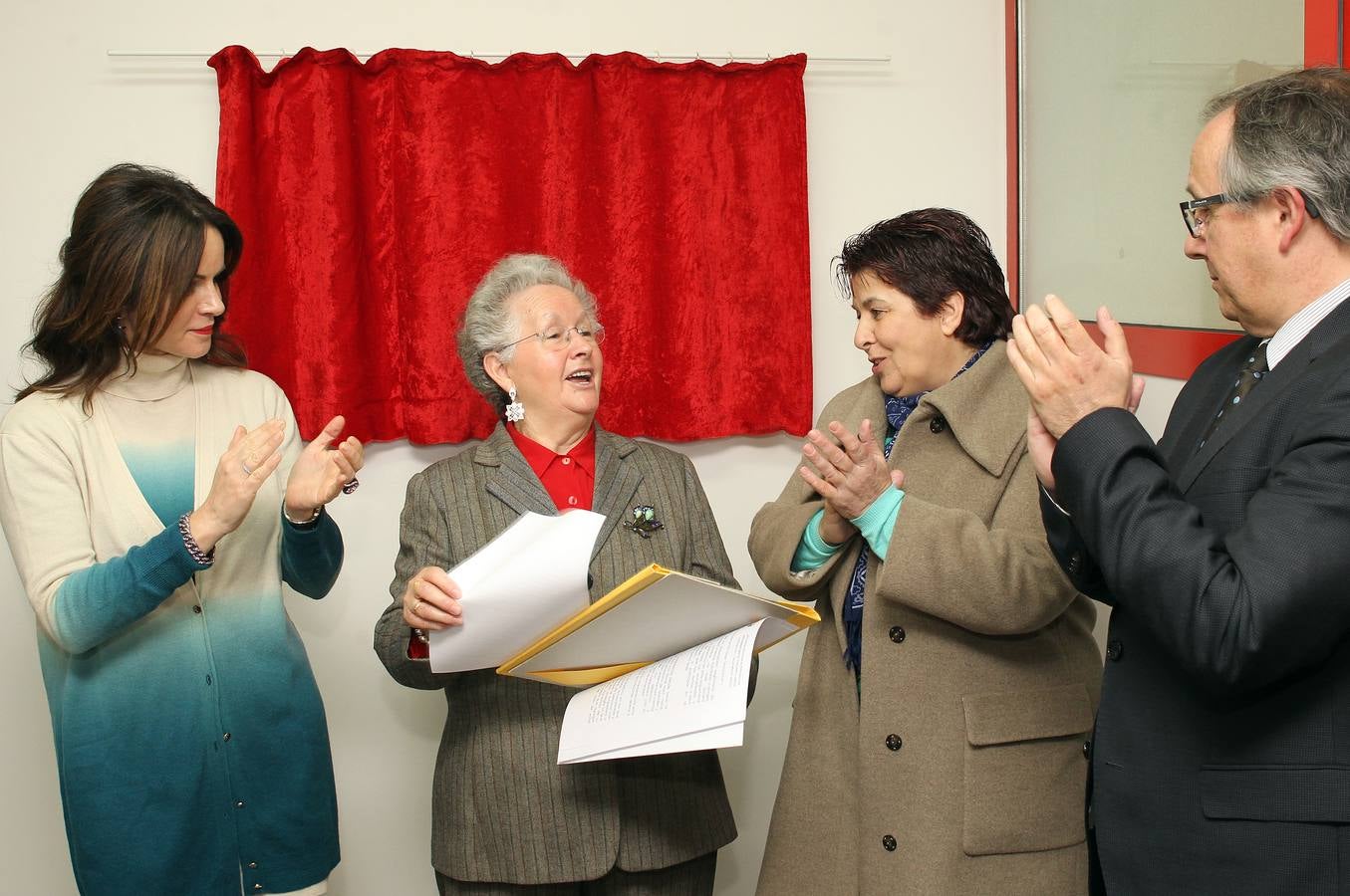 La presidenta de las Cortes, Silvia Clemente, inaugura las nuevas instalaciones de la asociación Amanecer de Segovia