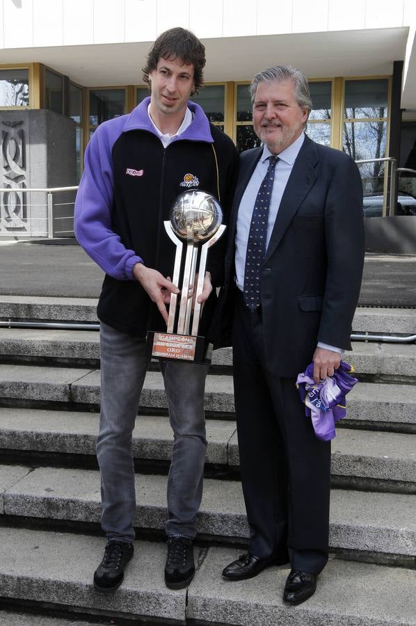 El ministro de Educación, Cultura y Deporte, Íñigo Méndez de Vigo, recibe al equipo de baloncesto  Palencia Quesos Cerrato