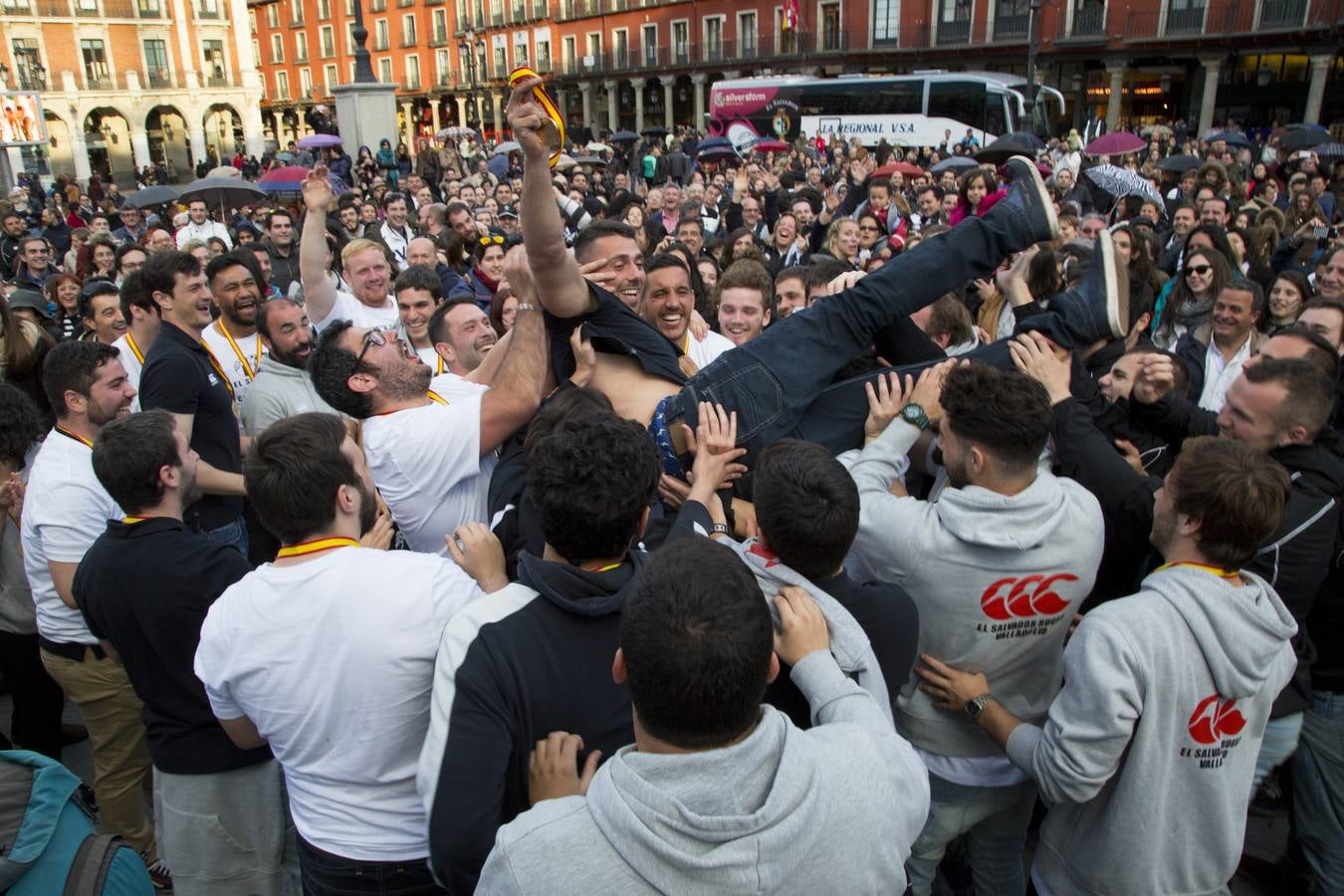 Los jugadores de El Salvador celebran la victoria en la Copa del Rey de rugby en la Plaza Mayor de Valladolid