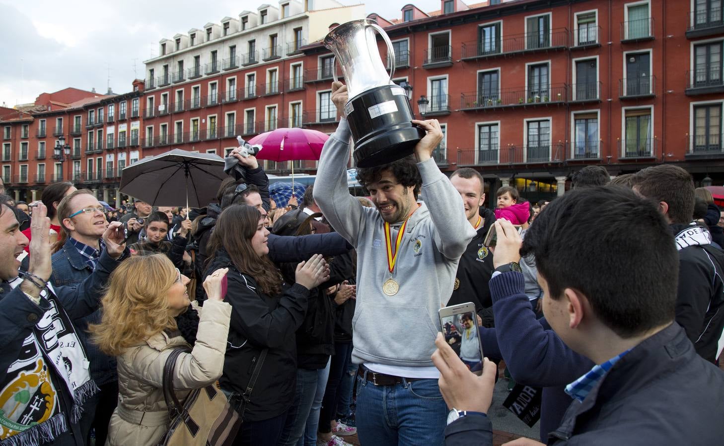 Los jugadores de El Salvador celebran la victoria en la Copa del Rey de rugby en la Plaza Mayor de Valladolid