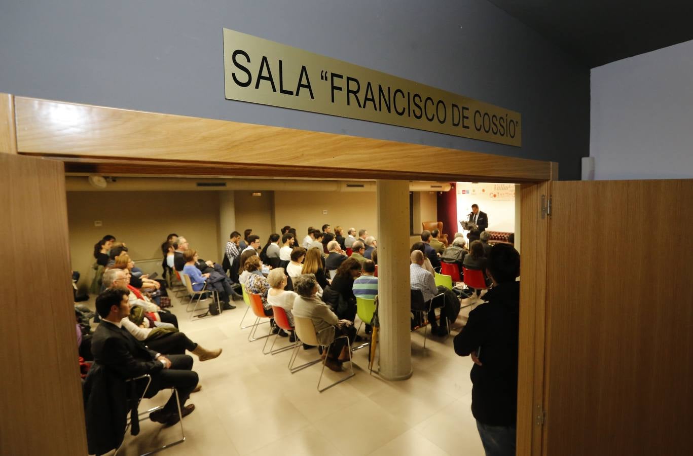 La Casa Revilla dedica su salón de actos al que fuera director de El Norte Francisco de Cossío