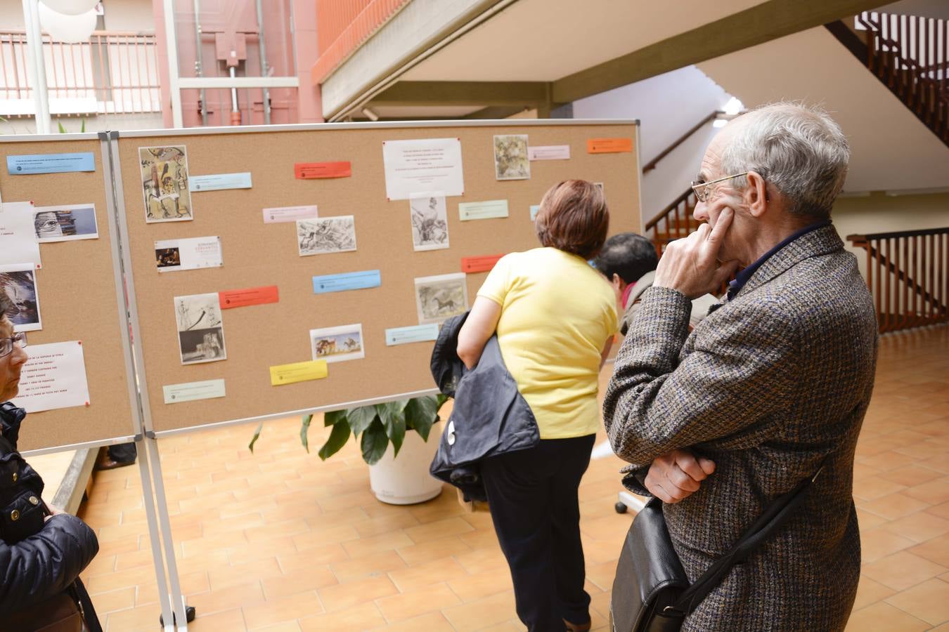 Alumnas de educación de alumnos empapelan del centro cívico de Delicias con refranes extraídos de &#039;El Quijote&#039;