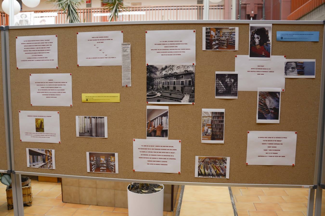 Alumnas de educación de alumnos empapelan del centro cívico de Delicias con refranes extraídos de &#039;El Quijote&#039;