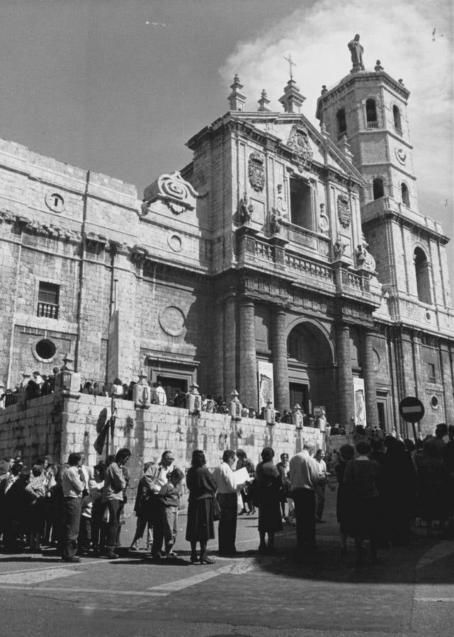 24.10.1984 Colas de gente esperando para entrar a visitar la primera exposición de 'Las Edades del Hombre' en la Catedral de Valladolid.