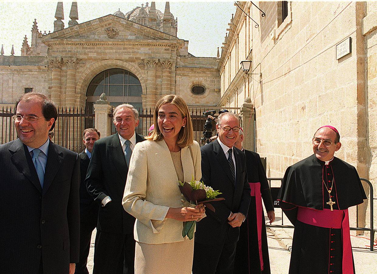 30.05.2001 La Infanta Cristina saluda a las personas que se congregaron en la Catedral de Zamora a su llegada a la inauguración de la exposición de Las Edades del Hombre.