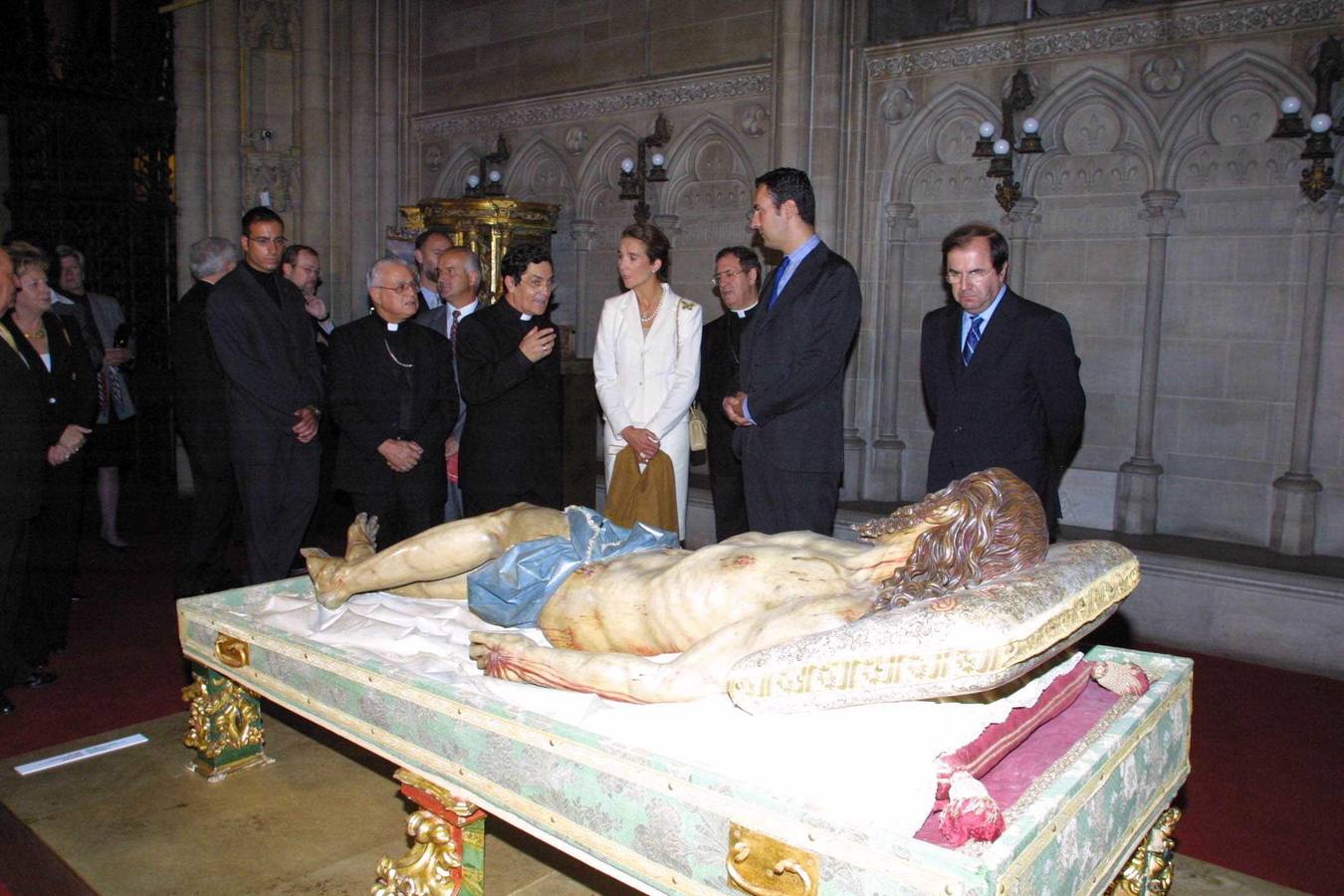 28.09.2002 Antonio Meléndez recorre la exposición instalada en la catedral episcopaliana de San Juan el Divino de Nueva York, con los Duques de Lugo.