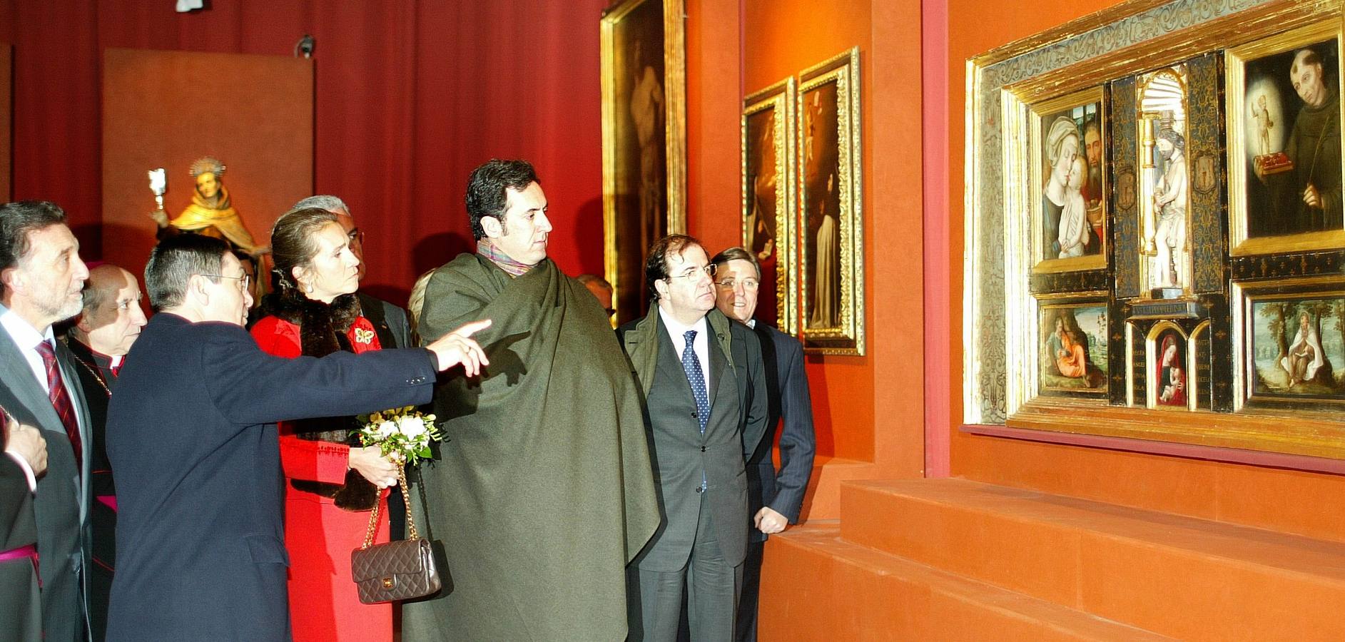 03.05.2004 Los duques de Lugo escuchan las explicaciones de Antonio Meléndez en la inauguración, hoy en la catedral de Ávila, de la XII edición de Las Edades del Hombre.