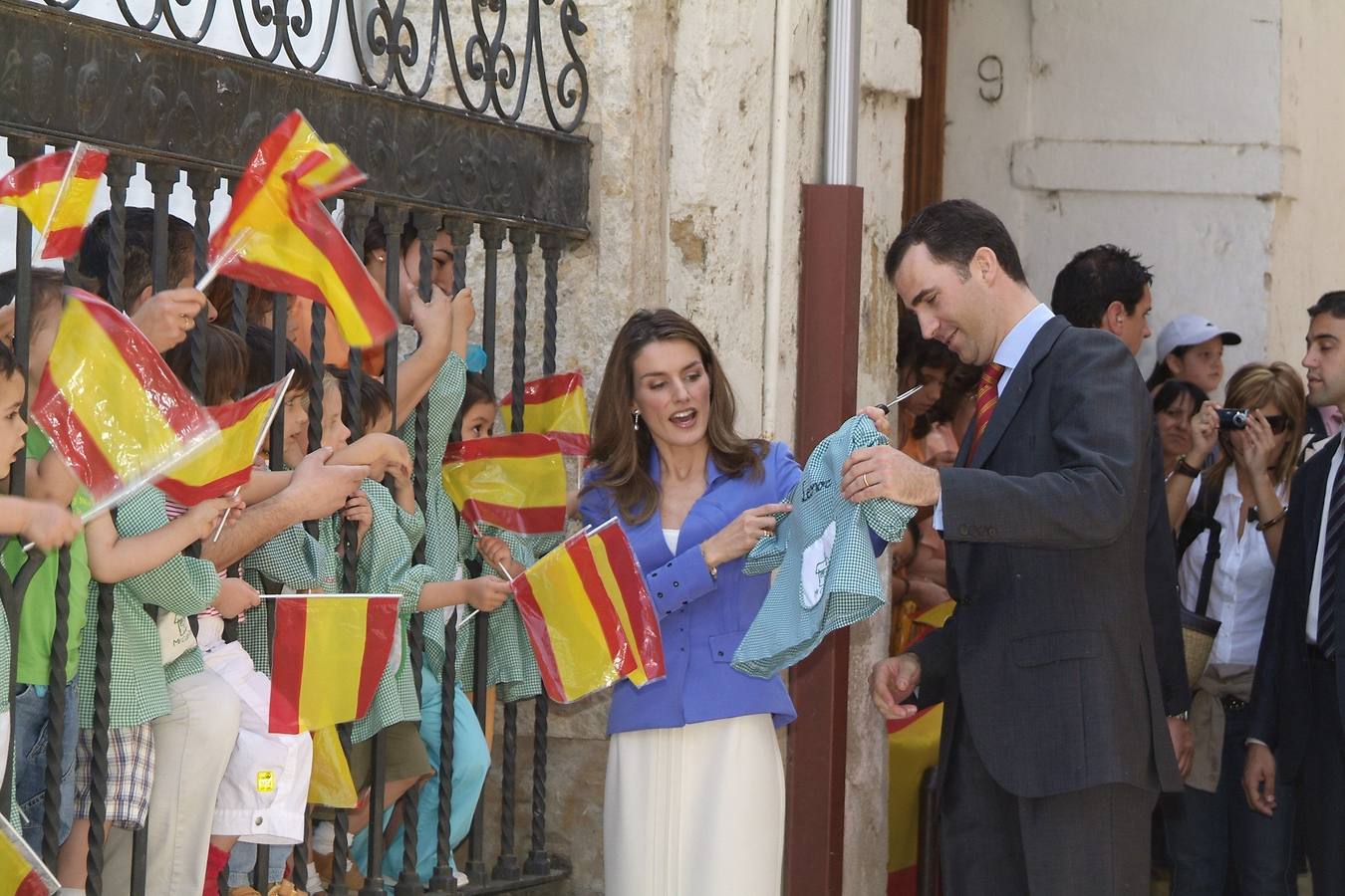 09.06.2006 Don Felipe y Doña Letizia a su llegada a Ciudad Rodrigo (Salamanca) donde inauguraron la decimotercera edición de Las Edades del Hombre.
