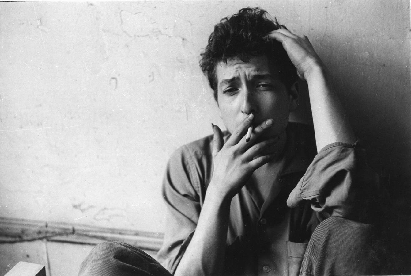 A 21 años de edad, Bob Dylan , a punto de estallar en la escena musical , se toma un descanso en la ciudad de Nueva York en esta foto tomada en 1962.