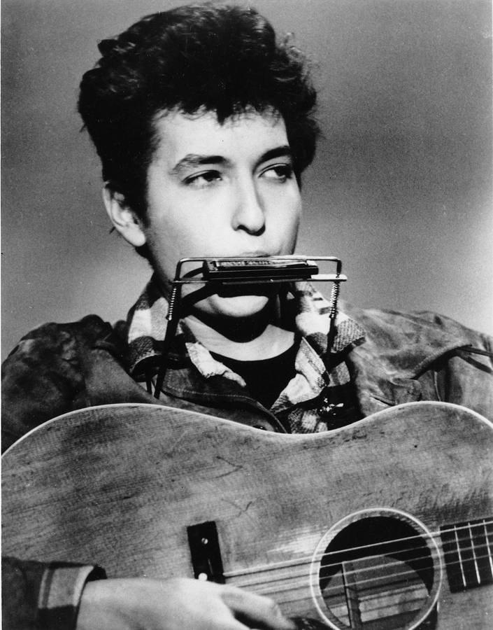 Bob Dylan toca la armónica y la guitarra durante una actuación en marzo de 1963.