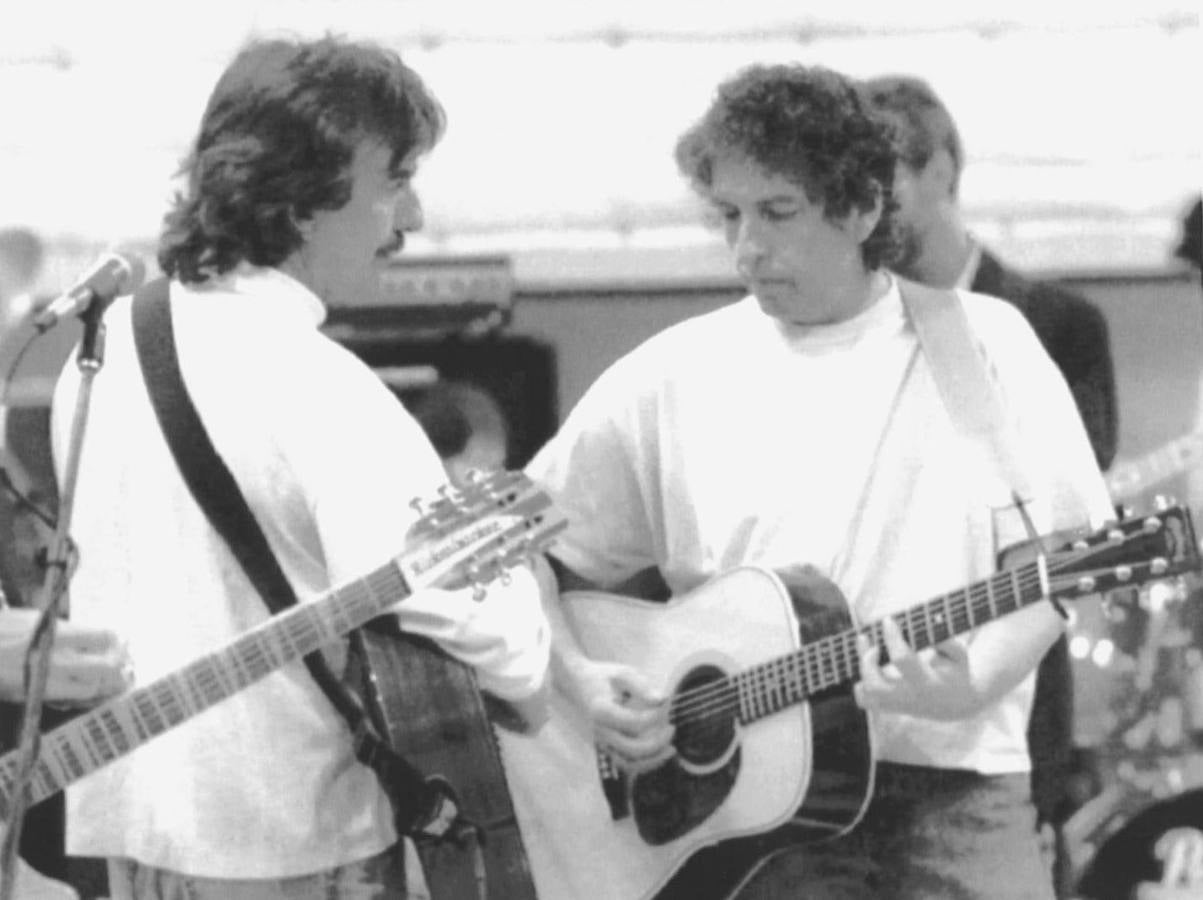 15.10.1992 Bob Dylan y George Harrison antes del concierto del 30 aniversario de la viida profesional de Dylan.