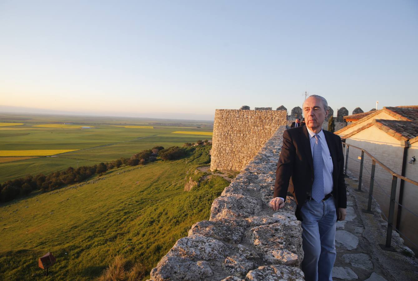Luis Alberto de Cuenca visita la Villa de Urueña para hablar de la poesía en la obra de Cervantes