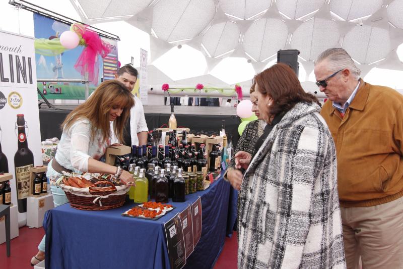 Mercadillo solidario en la Cúpula del Milenio de Valladolid