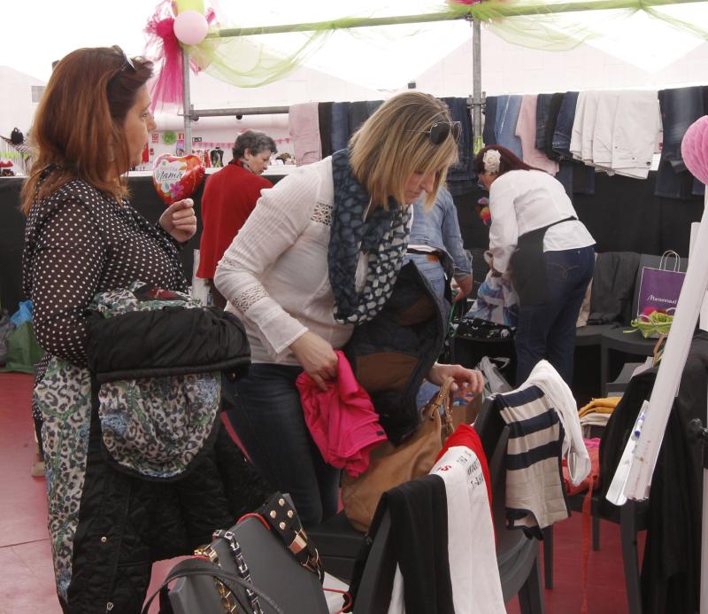 Mercadillo solidario en la Cúpula del Milenio de Valladolid
