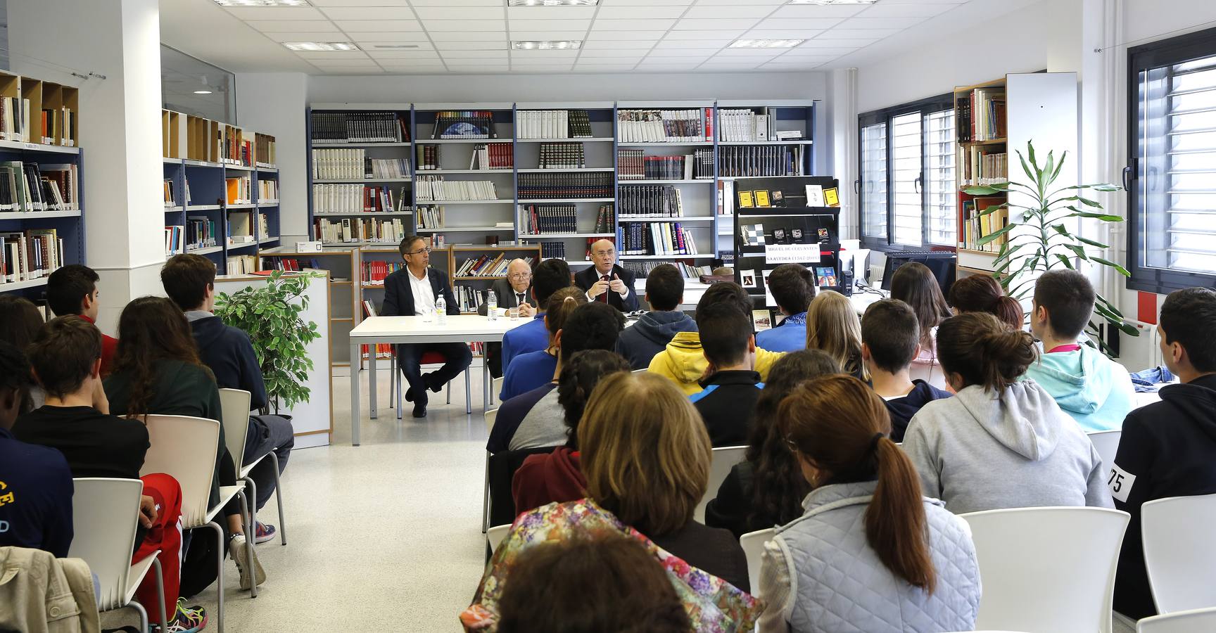 José Jiménez Lozano participa con Teófanes Egido en un encuentro con estudiantes en el centro que lleva su nombre en Parquesol