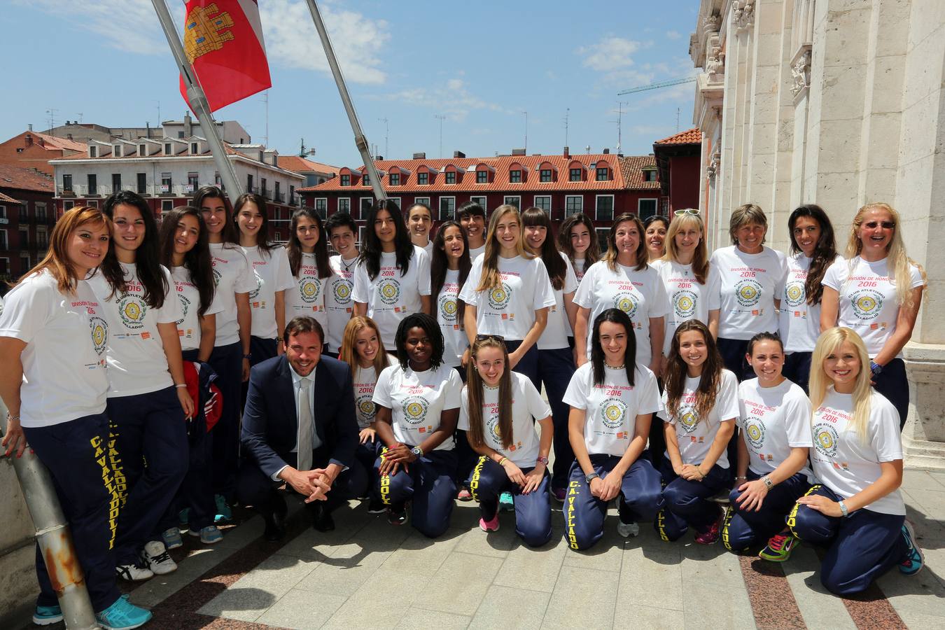 22.06.15 Óscar Puente posa con las atletas del CAV-UVA, que llevaban una camiseta alusiva a su ascenso a División de Honor de atletismo.