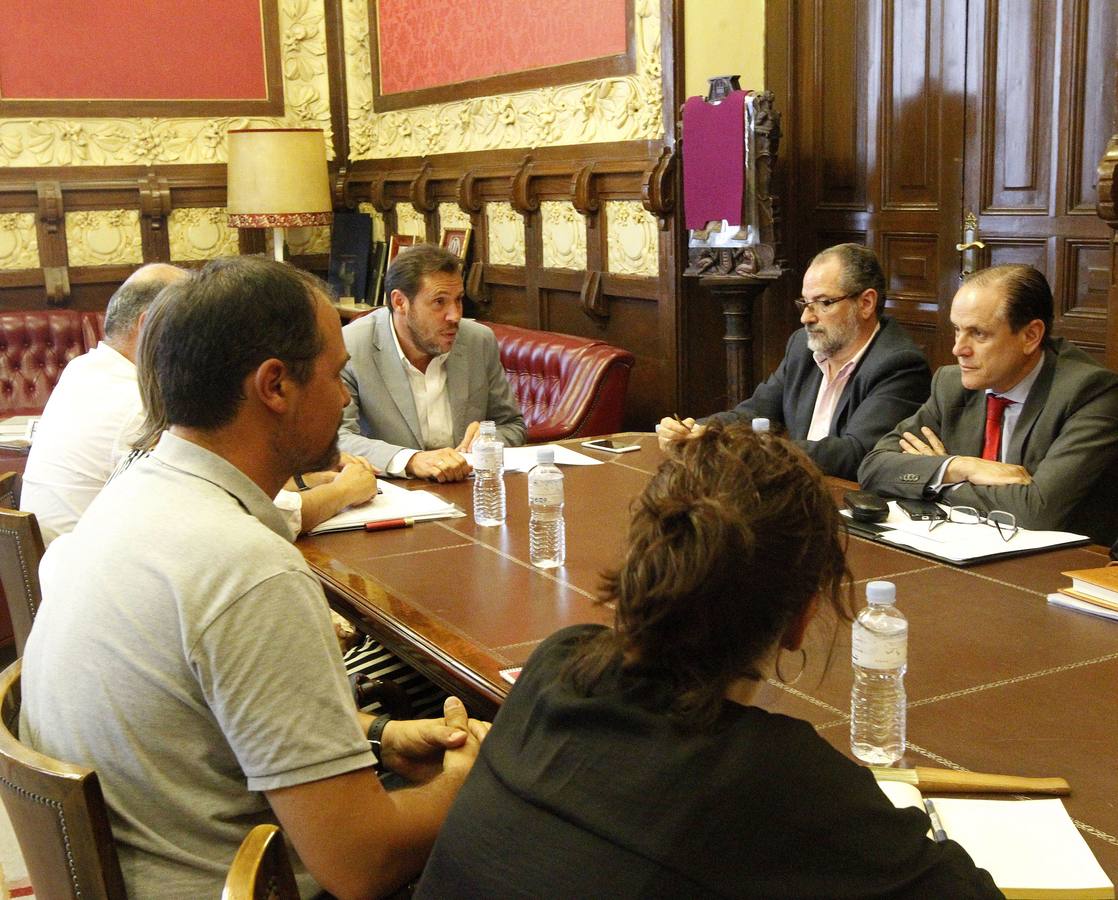 15.07.15 El alcalde de Valladolid, Óscar Puente, durante una reunión mantenida en su despacho con los miembros del equipo de Gobierno y distintos representantes de colectivos de la ciudad.
