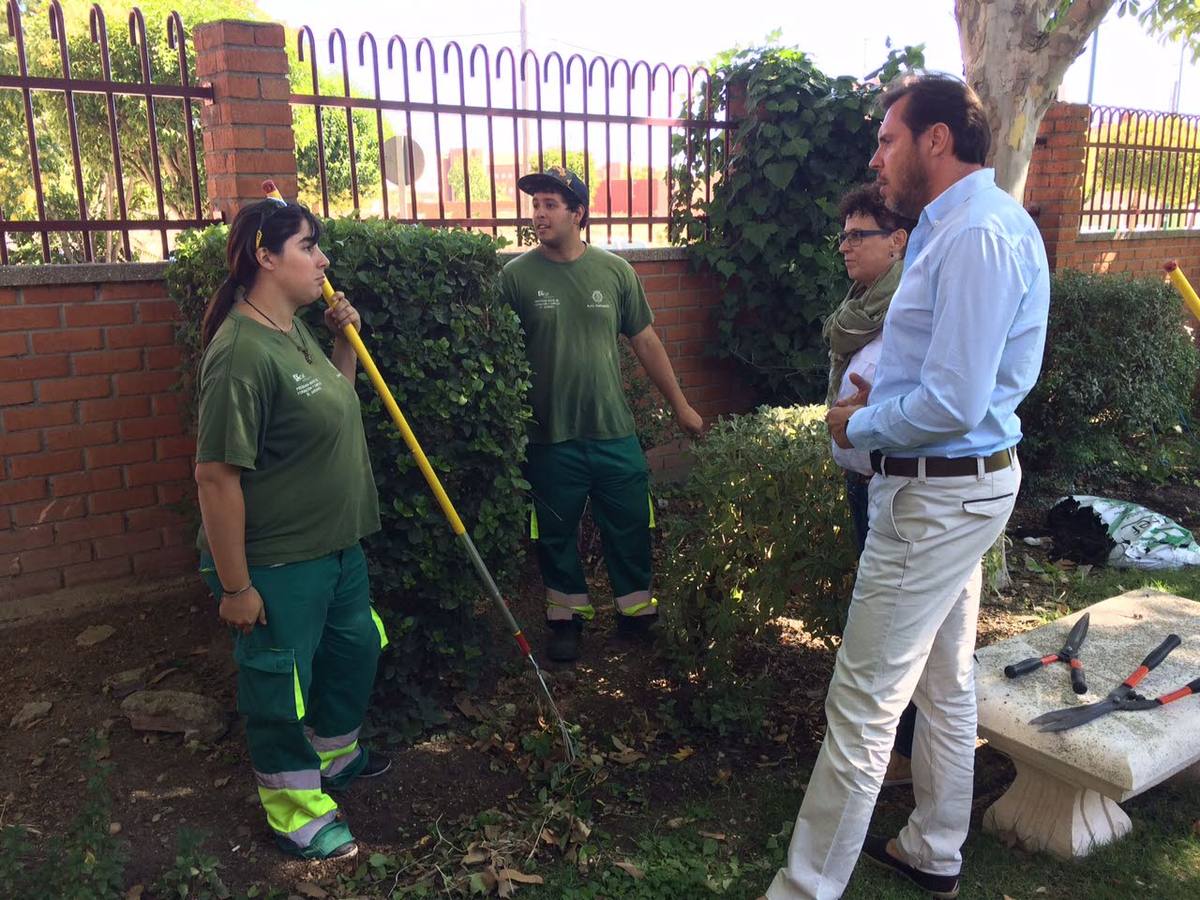 28.07.15 Óscar Puente, alcalde de Valladolid, y la concejala Rafaela Romero charlan con unos alumnos de Jardinería.