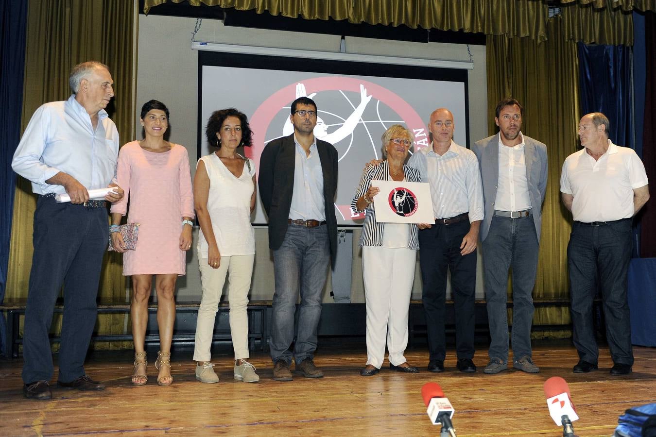 26.08.15 Presentación de la Escuela de Baloncesto Lalo García en el colegio La Salle. Montse Téllez, madre de Lalo García, sujeta el emblema de la cantera.