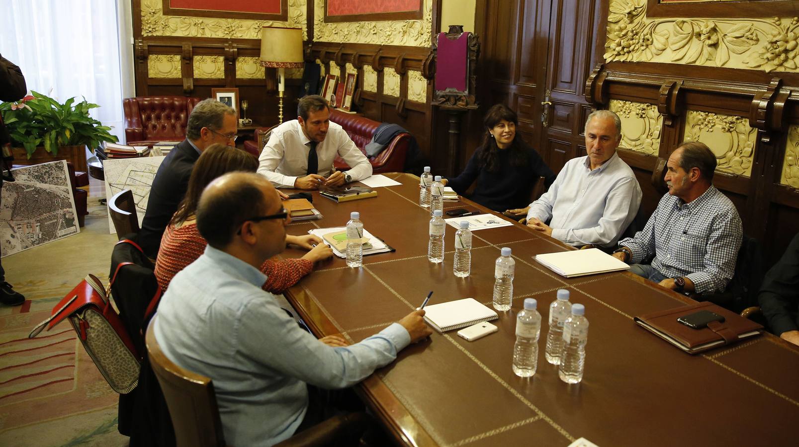 15.09.15 El alcalde de Valladolid escucha a Mariano Parellada, repesentante de Turismoto, durante la reunión sobre la ubicacion de la concentracion motera Pingüinos 2016.