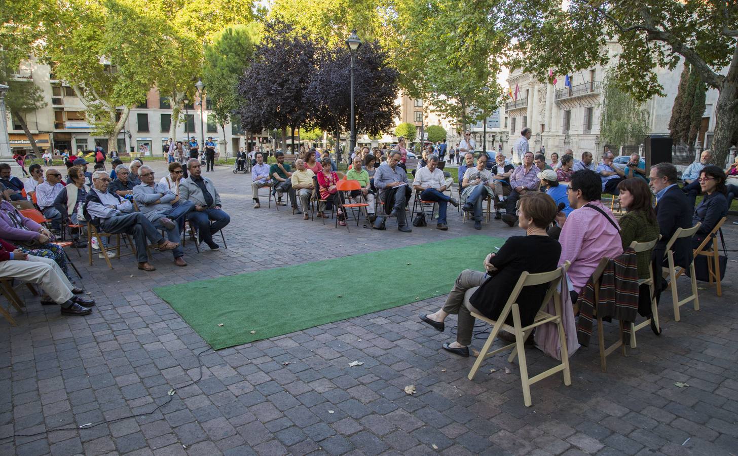 28.09.15 Asamblea ciudadana de Valladolid Toma la Palabra en la plaza de la Universidad con motivo de sus 100 días en el Ayuntamiento. A la derecha, los concejales, Rosalba Fonteriz, Alberto Bustos, María Sánchez y Manuel Saravia