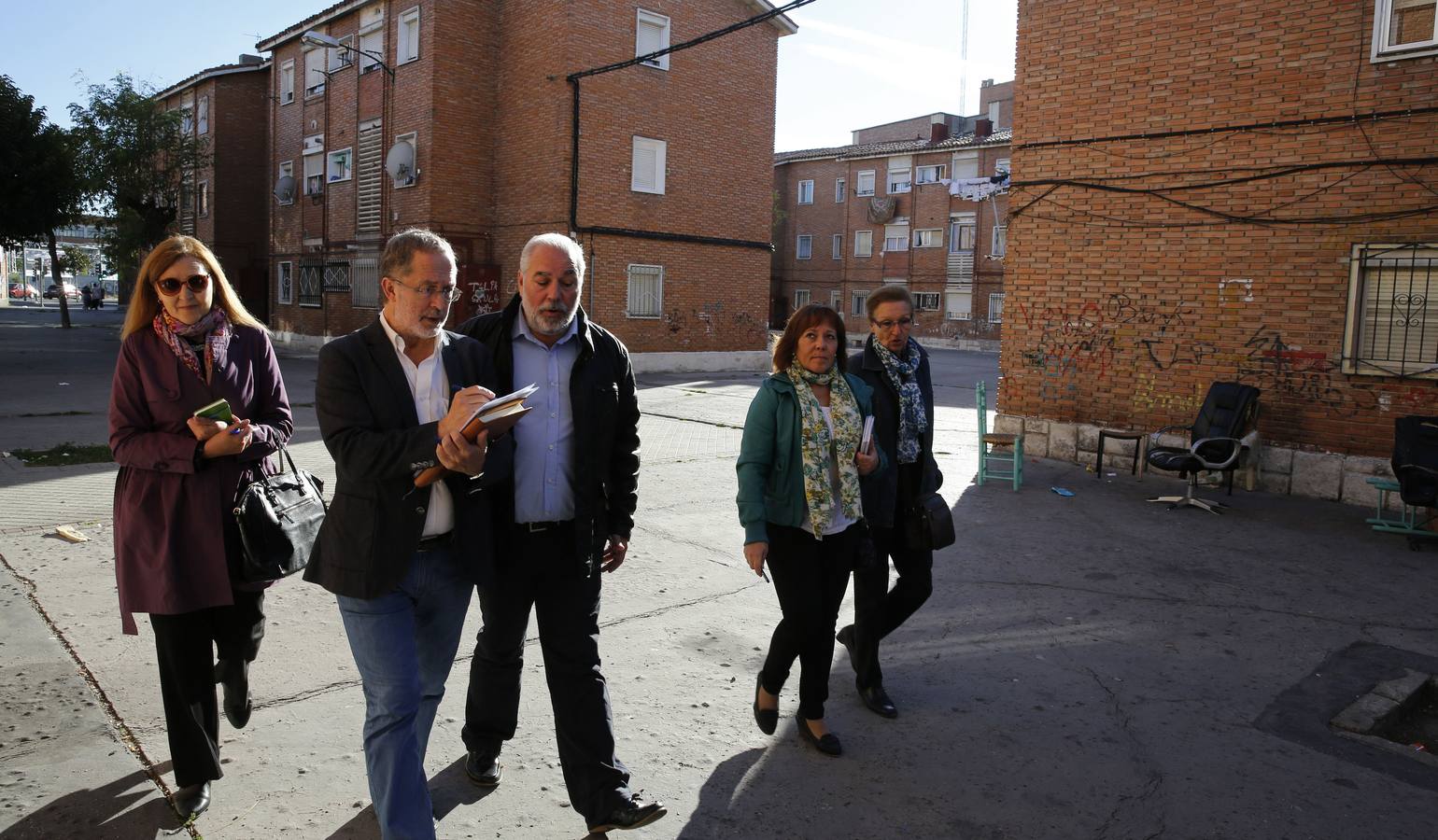 15.10.15 Manuel Saravia, con Carmen Alonso y Enrique Jiménez, representantes de la Asociación Familiar Delicias y de la Asociación de Promoción Gitana, respectivamente, y la concejala del PSOE Rosario Fernández, durante su recorrido por el barrio de las Viudas.