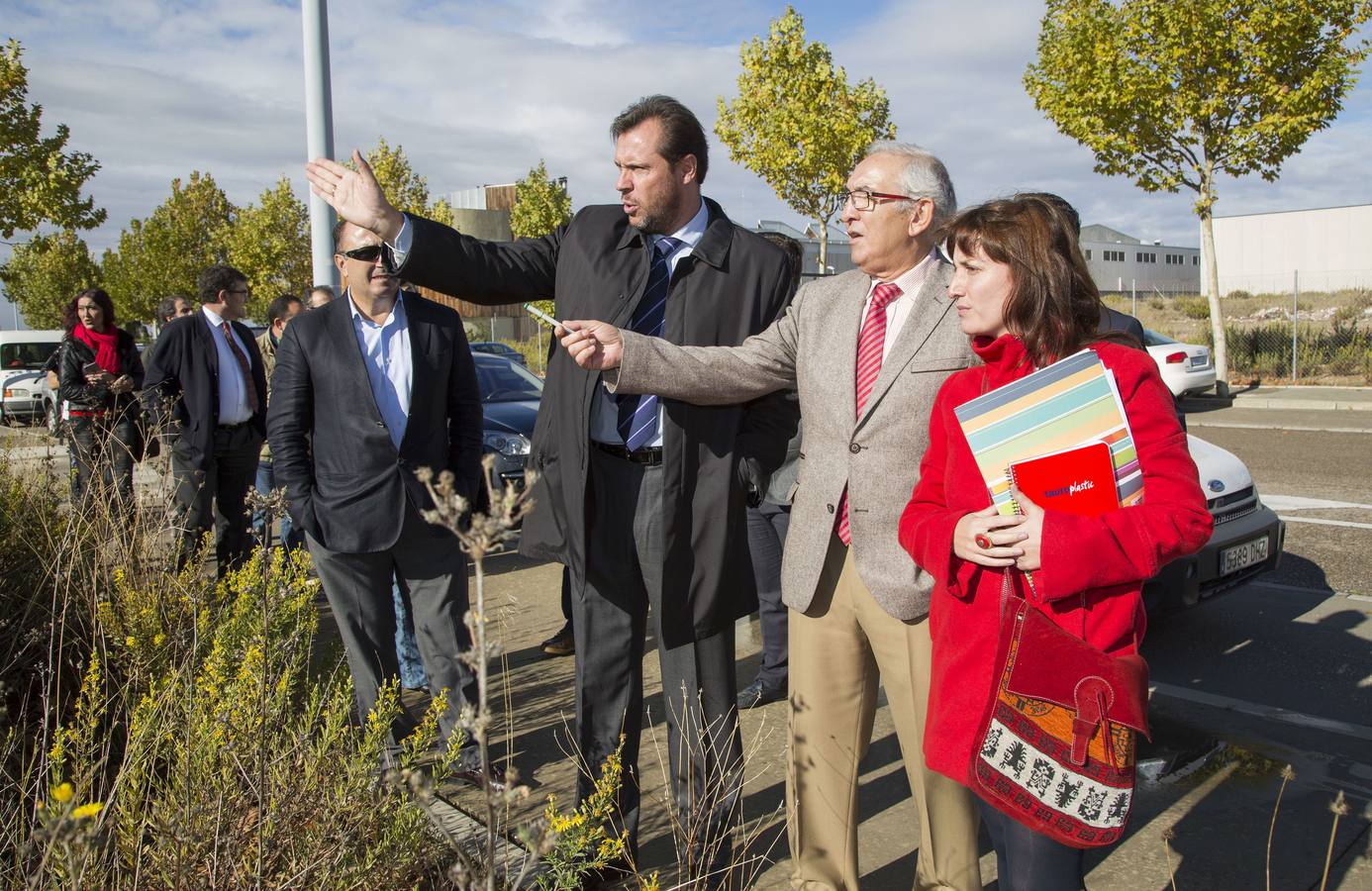 19.10.15 El alcalde, Óscar Puente; Antonio Rodríguez, presidente de los empresarios de San Cristóbal y la concejala María Sánchez, visitan la parcela de la calle Nitrógeno en la que se ubicará el centro de transferencia de residuos de San Cristobal.