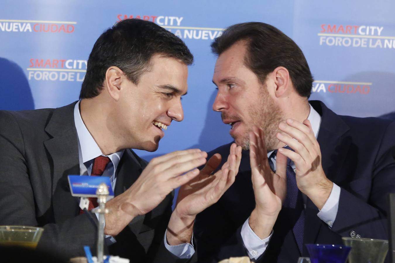 19.01.16 El alcalde de Valladolid, Óscar Puente (d), pronuncia una conferencia sobre ciudades inteligentes organizada por Nueva Economía Fórum en el Hotel Ritz en Madrid. A su lado, Pedro Sanchez, secretario general del PSOE