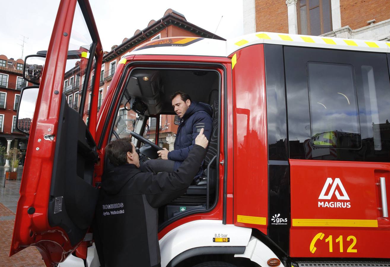 10.02.06 Ppresentación de las dos nuevas autobombas de la marca Iveco Magirus en la Plaza Mayor de Valladolid.