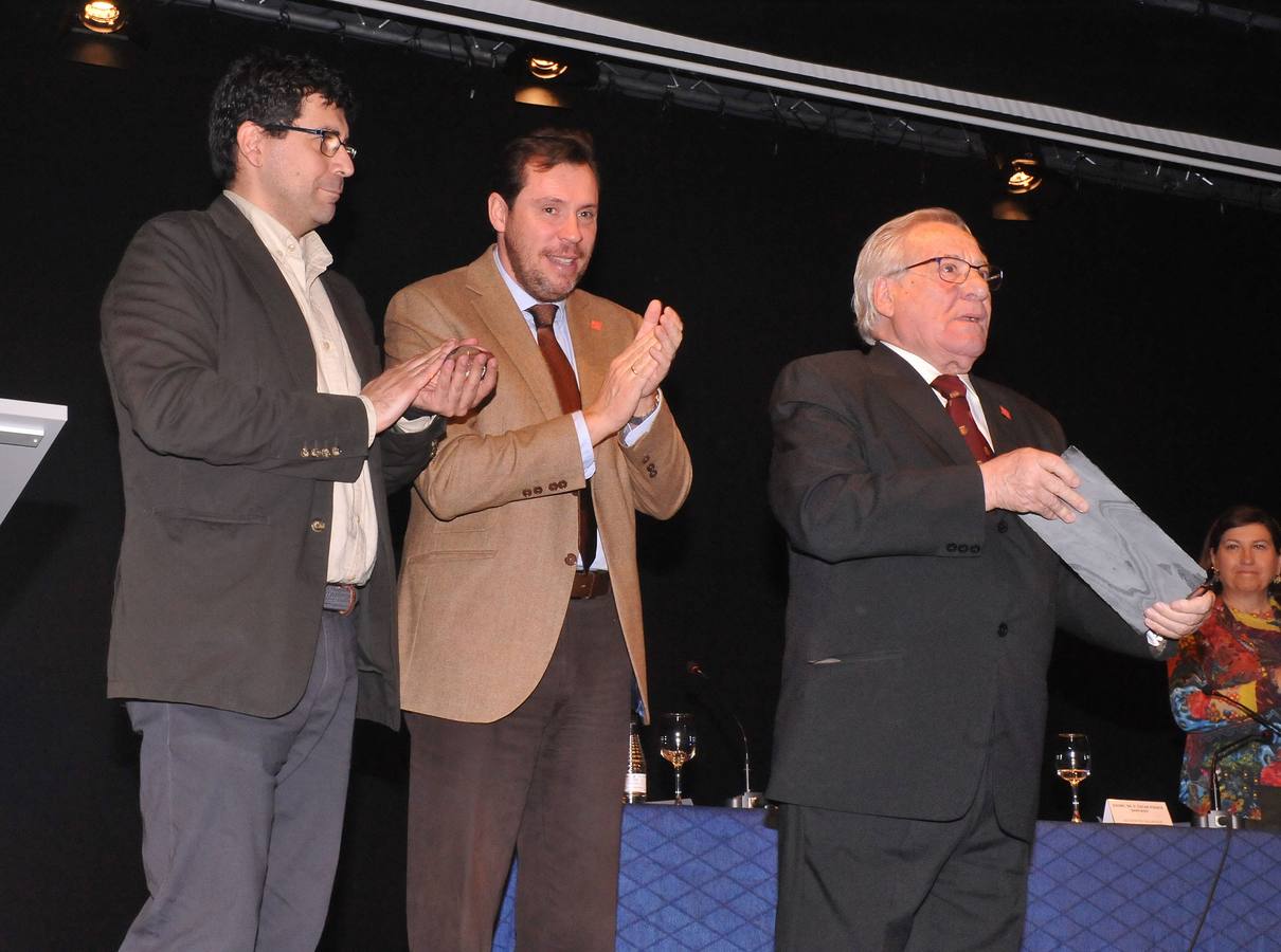 11.02.16 Bernardino Vergara (d) en el homenaje que recibio como impulsor de la cultura popular en el acto celebrado en el centro cívico José Luis Mosquera de Valladolid. En la imagen con el concejal Alberto Bustos (i) y el alcalde Oscar Puente (c).