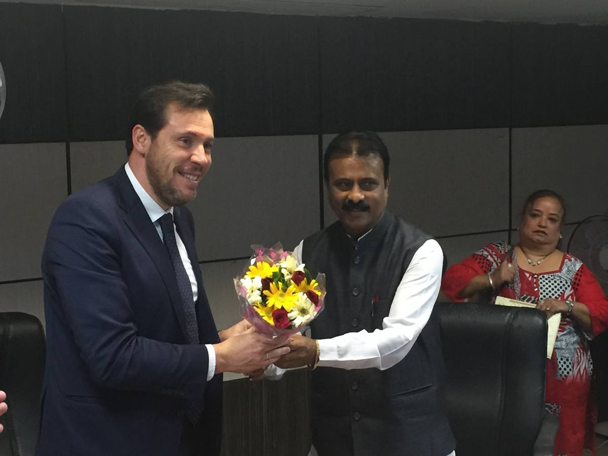 09.03.16 Óscar Puente, alcalde de Valladolid, con Gautam Shah, alcalde de Ahmedabad (India) durante la reunión de trabajo sobre el hermanamiento de ambas ciudades.