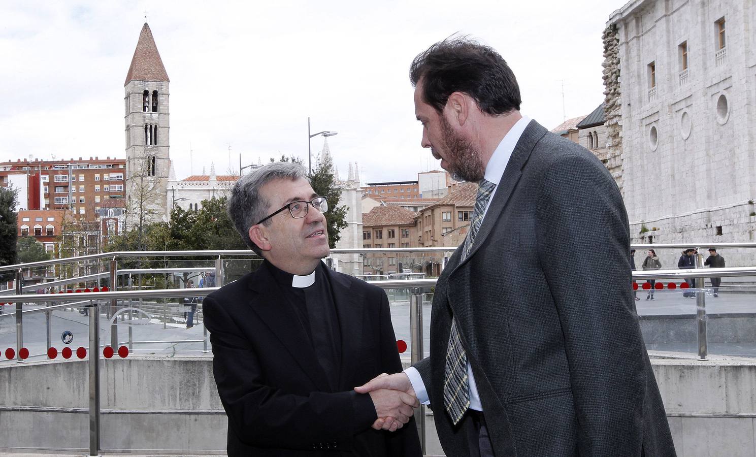 14.04.16 Luis Argüello, nuevo obispo auxiliar de Valladolid, recibe la felicitación de Óscar Puente, alcalde de Valladolid.