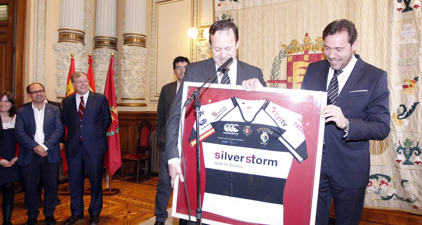 18.04.16 Juan Carlos Martín 'Hansen', presidente de El Salvador entrega una camiseta del equipo a Óscar Puente, alcalde de Valladolid, durante la recepción a los jugadores del SilverStorm El Salvador que ganaron la Copa del Rey de Rugby.