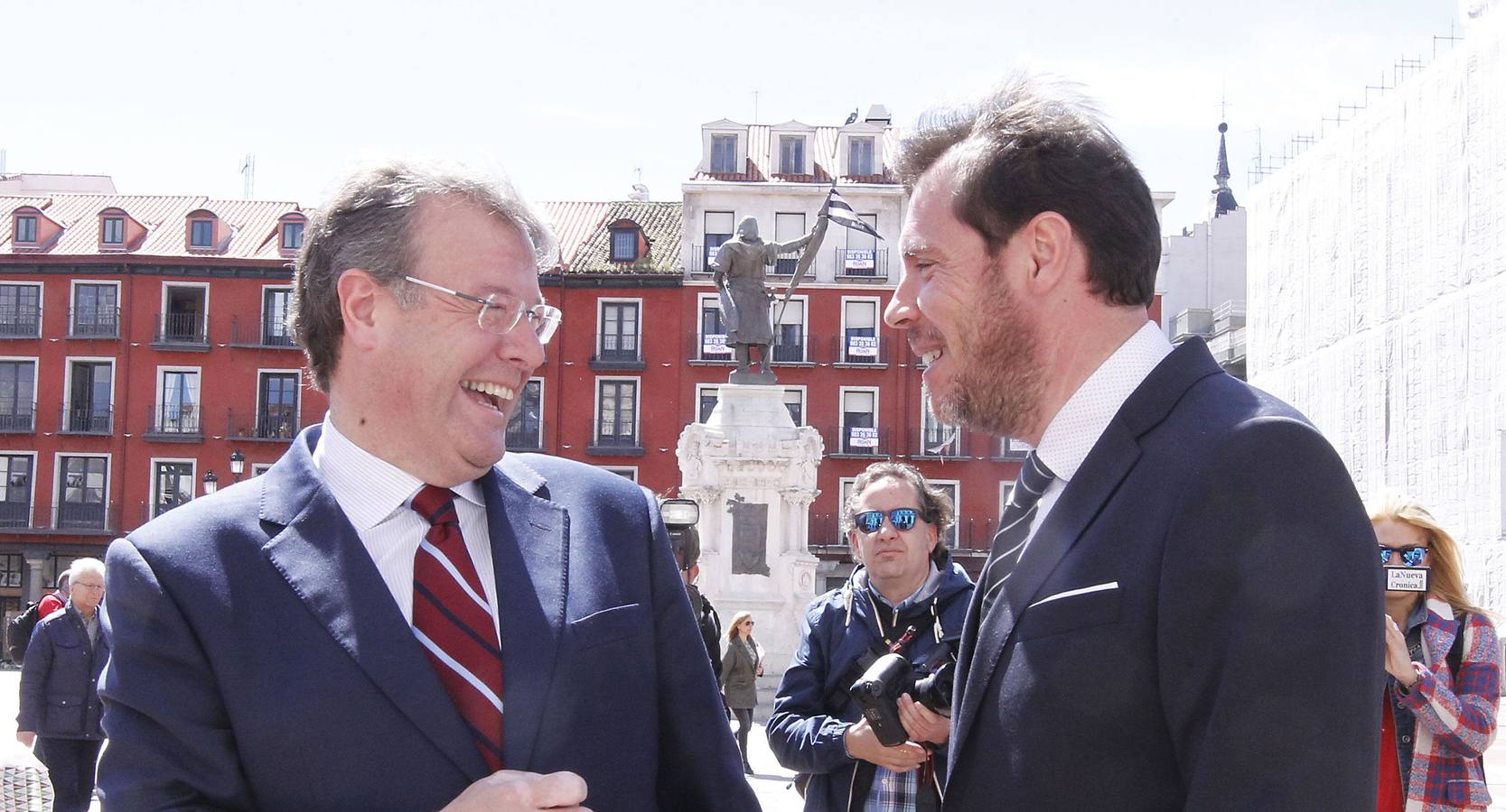 18.04.16 El Alcalde de León, Antonio Silván, y el de Valladolid, Óscar Puente, recorren el centro de la Ciudad dando un paseo