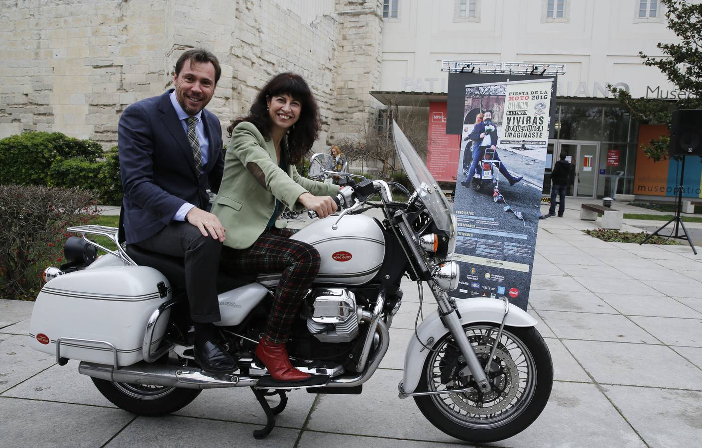 21.12.15 El alcalde de Valladolid, Óscar Puente, y la concejala de Cultura, Ana Redondo, posan en una moto durante la presentación del cartel oficial de la Fiesta de la Moto.