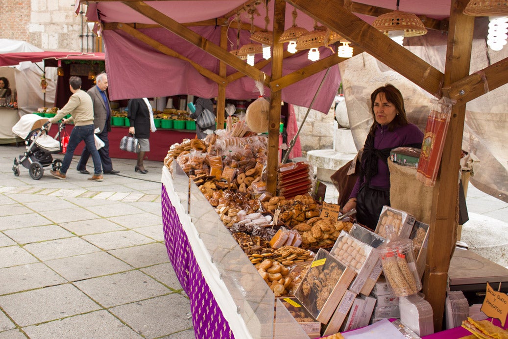 Mercado castellano de San Pedro Regalado en la plaza de San Pablo (2/2)