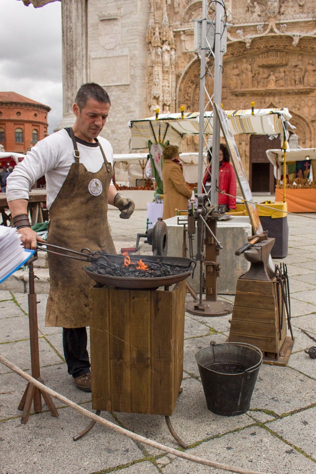 Mercado castellano de San Pedro Regalado en la plaza de San Pablo (2/2)