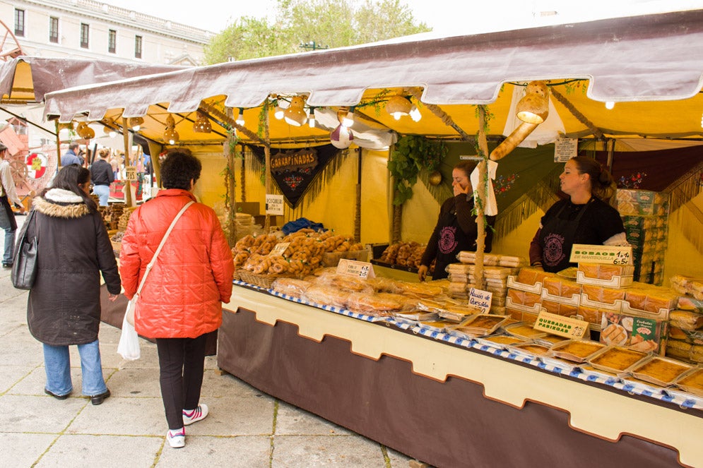 Mercado castellano de San Pedro Regalado en la plaza de San Pablo (2/2)