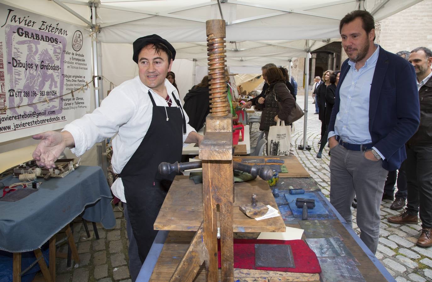 Mercado castellano de San Pedro Regalado en la plaza de San Pablo (1/2)