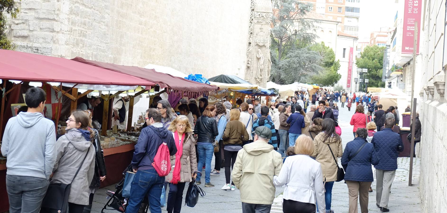 Mercado castellano de San Pedro Regalado en la plaza de San Pablo (1/2)