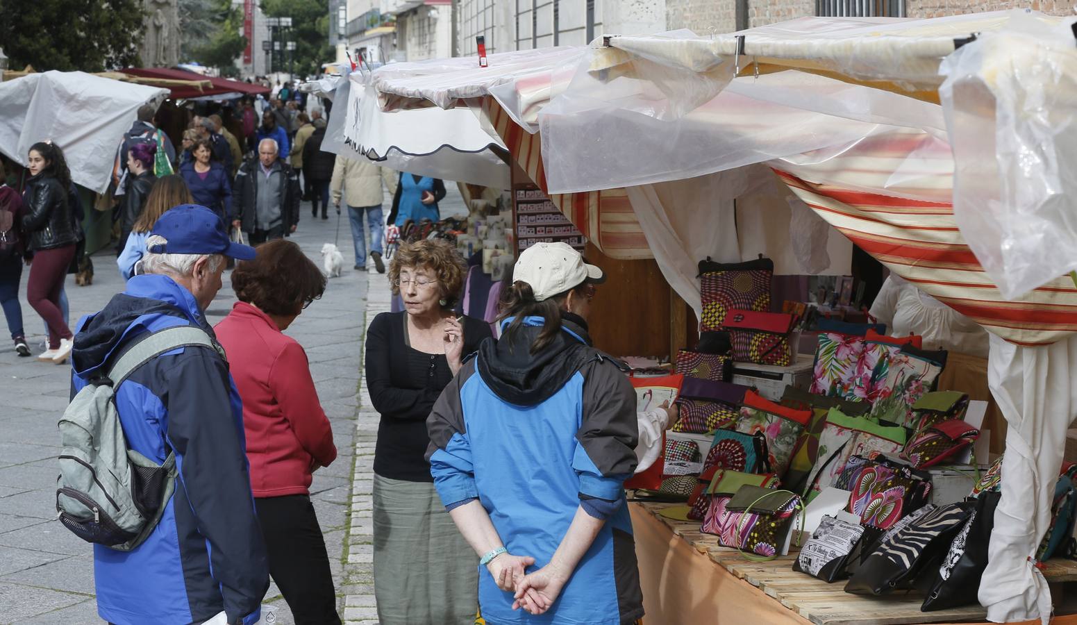 Mercado castellano de San Pedro Regalado en la plaza de San Pablo (1/2)