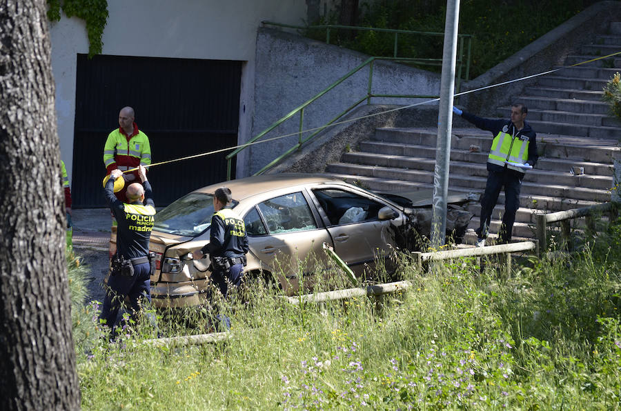 Muere tras caer el coche en el que iba por unas escaleras