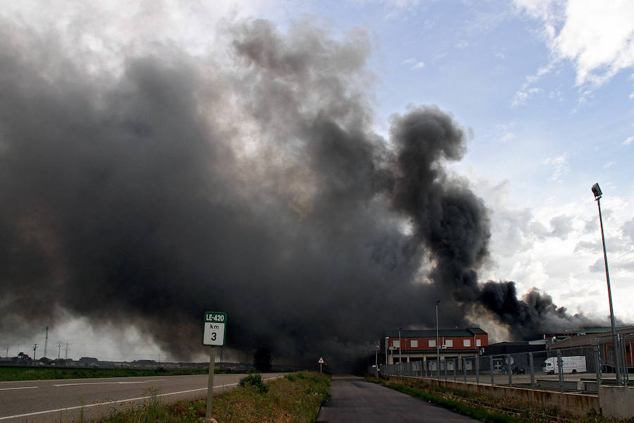 Incendio en la fábrica de Embutidos Rodríguez de La Bañeza