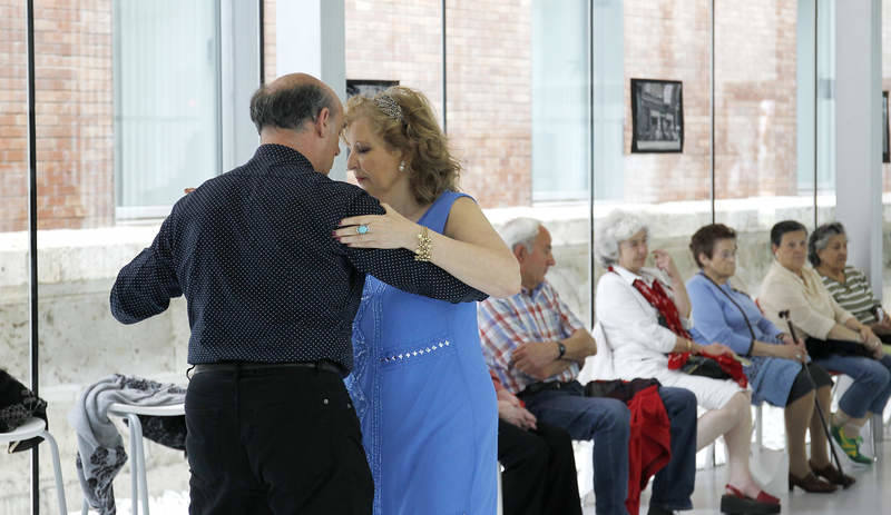 Bailes de salón con la Asociación Cultural 'El Abrazo Palencia Tango'