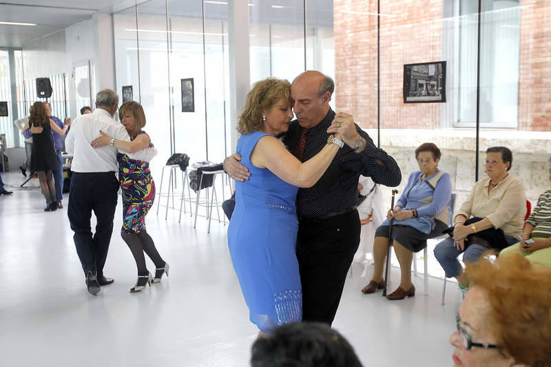Bailes de salón con la Asociación Cultural 'El Abrazo Palencia Tango'