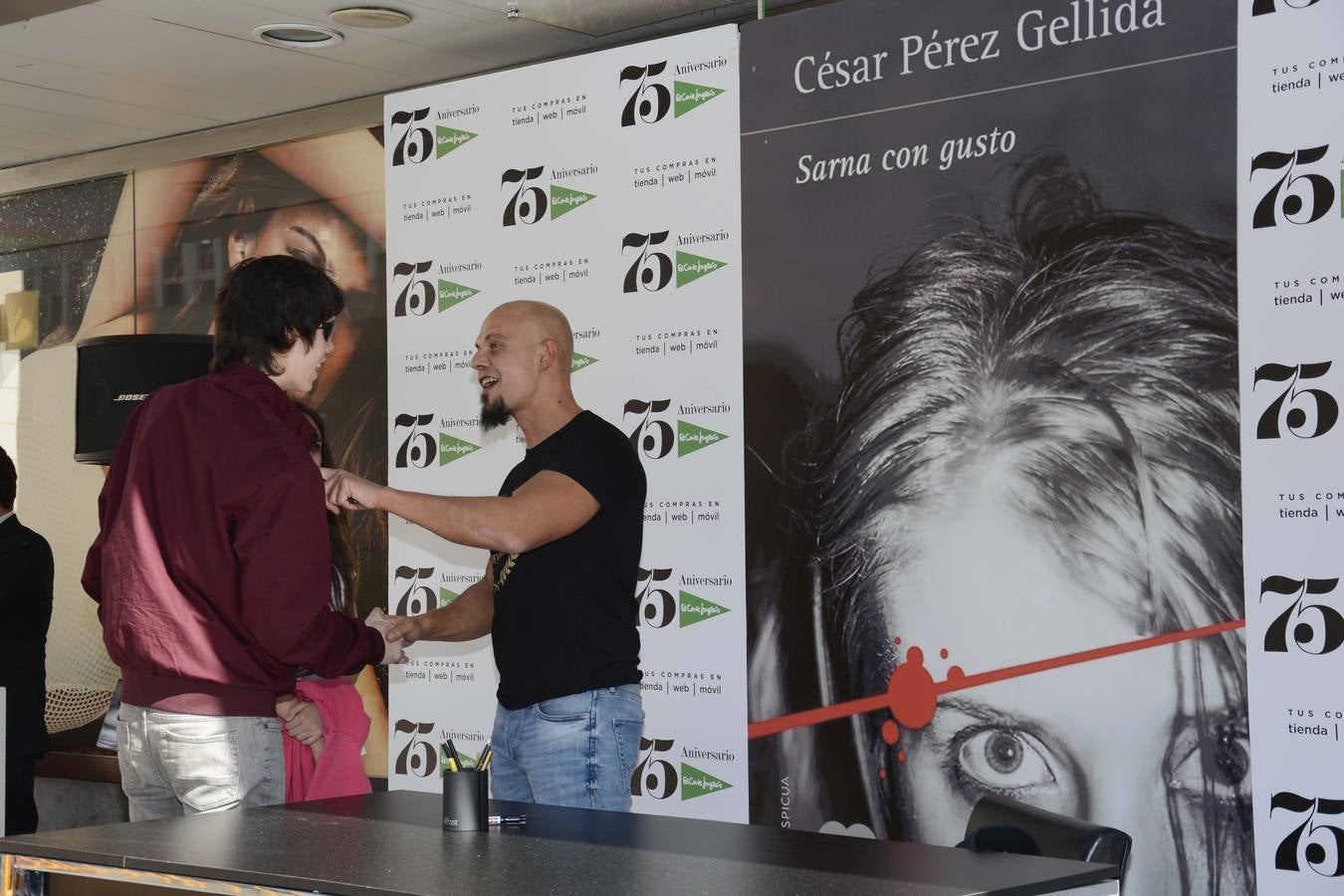 César Pérez Gellida firma libros en El Corte Inglés de Constitución