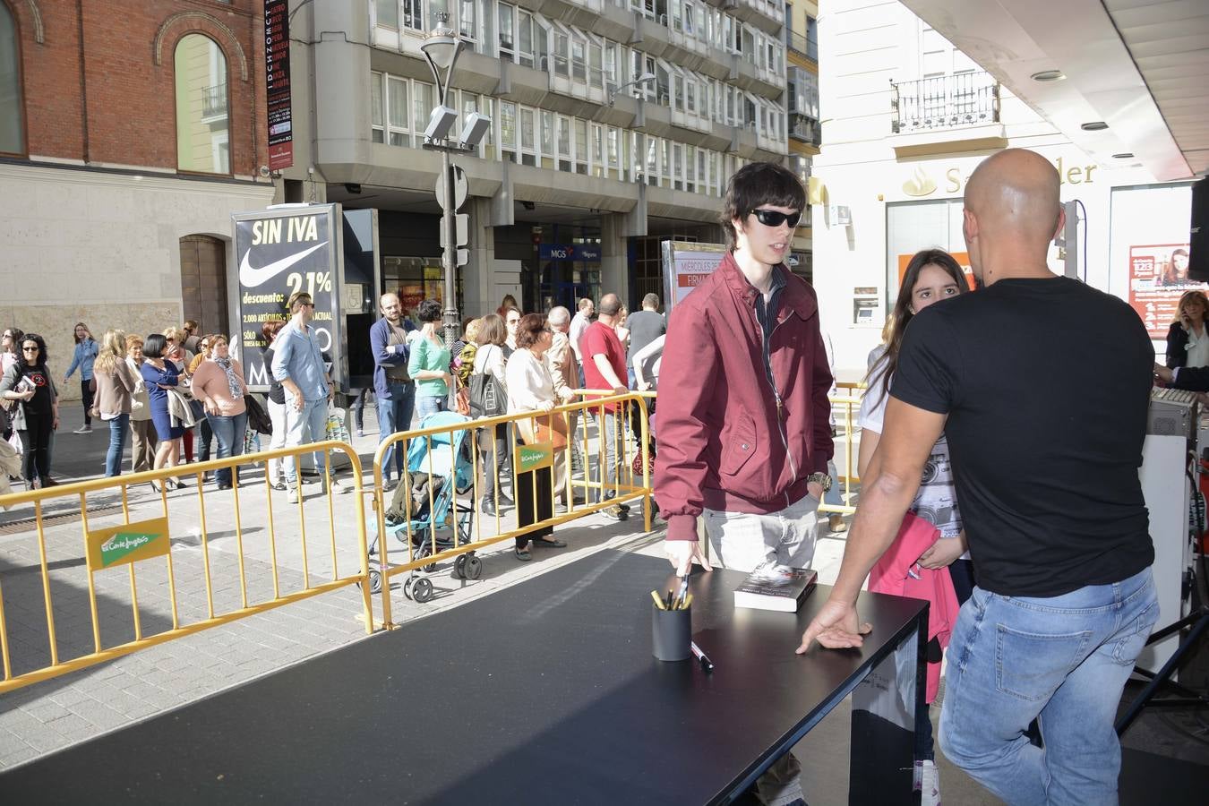 César Pérez Gellida firma libros en El Corte Inglés de Constitución