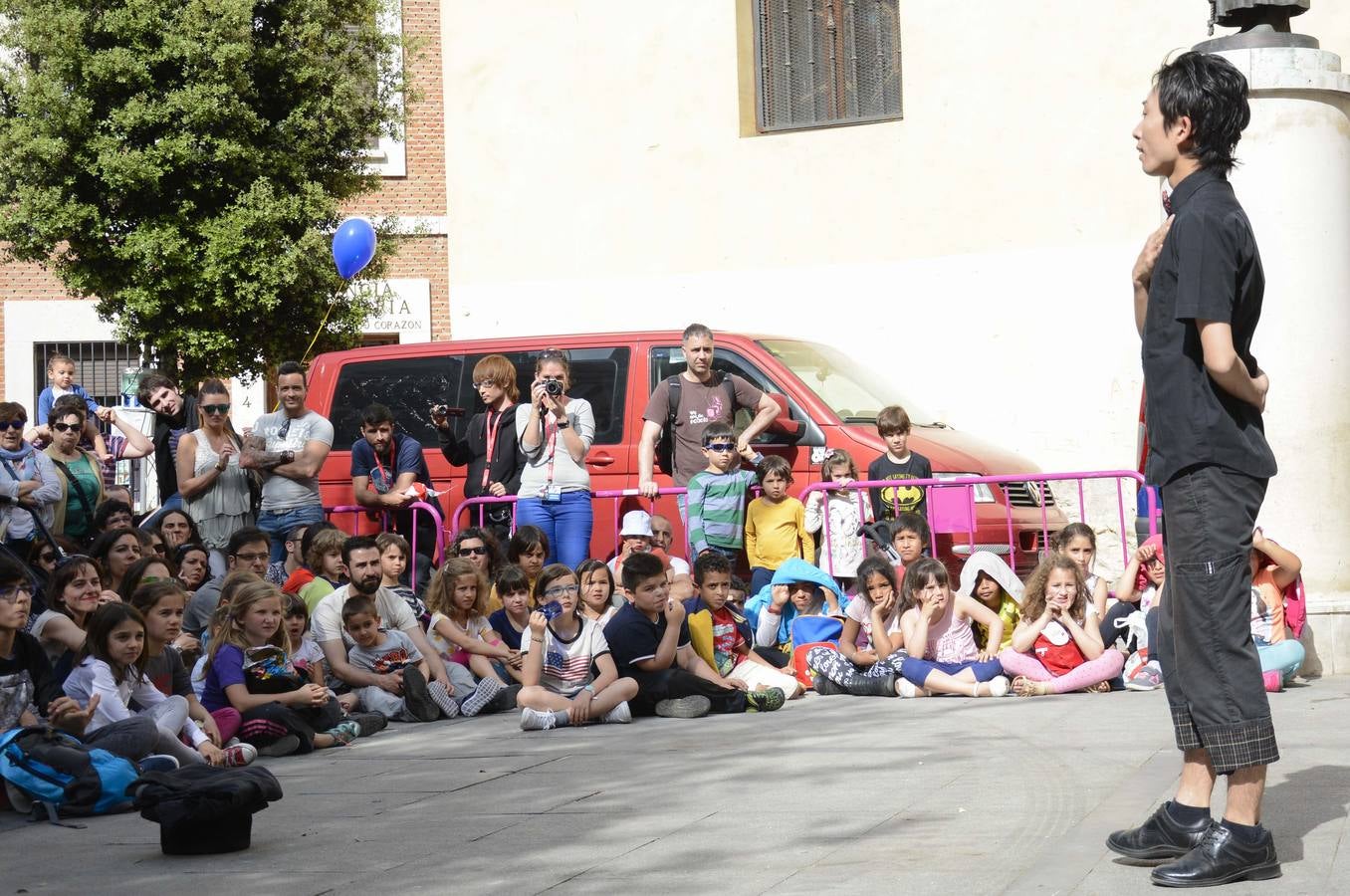Malabares de Naoto Okada en la plaza del Salvador.