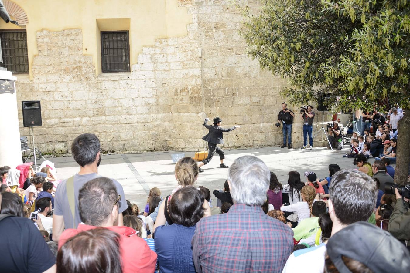 Malabares de Naoto Okada en la plaza del Salvador.